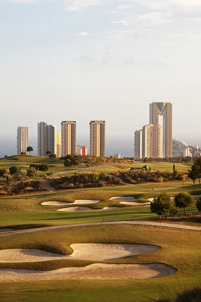 panoramik gökdelenin golf alanı Benidorm'da, İspanya