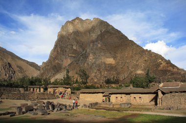 Ollantaytambo, eski Inca Kalesi ve Hills kutsal şehir