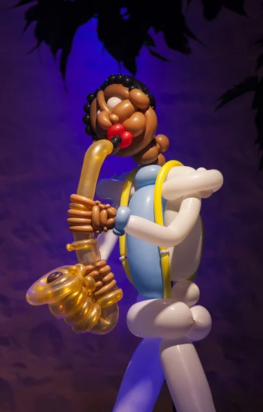 Musiker ballon spiller saxofon i koncert - Stock-foto