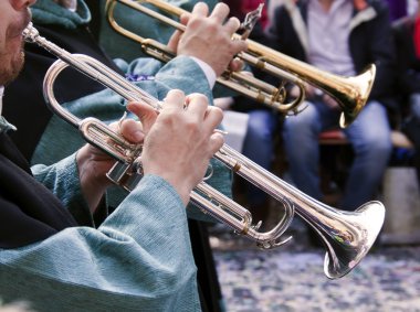 trompet moors ve Hıristiyanlar sokakta müzik grubu