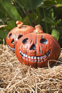 iki komik halloween pumpkins dikey