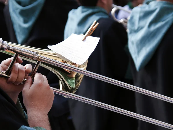 Trompete einer Musikkapelle auf der Straße in Mooren und Christen — Stockfoto