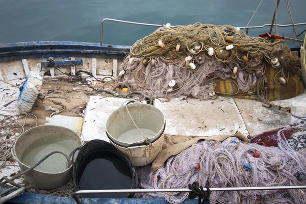 Räkor fiskebåt i hamnen, närbild — Stockfoto