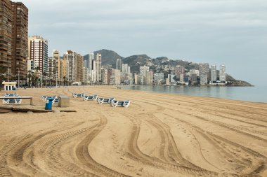 turistik Benidorm'da İspanya bir kış Sahilde yürüyüş
