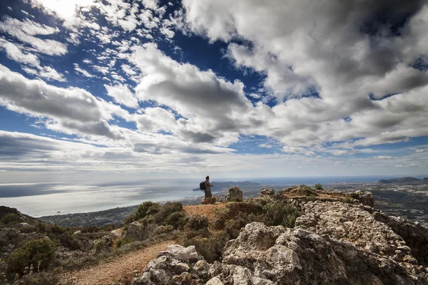 A photographer takes pictures of the sky from the mountain — Stock Photo, Image