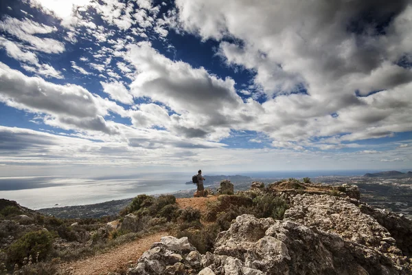 Un fotógrafo toma fotos del cielo desde la montaña —  Fotos de Stock