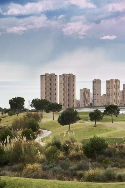 Lugar de golf con bonito verde al amanecer en Benidorm, España — Foto de Stock