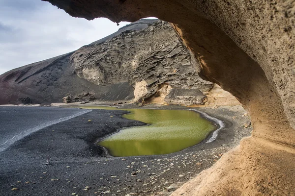 El Golfo en Lanzarote, la laguna verde - lago verde- con verde —  Fotos de Stock