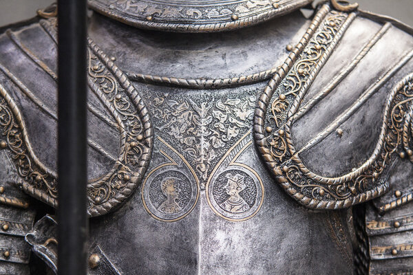 Деталь средневековой рыцарской брони с мечом
 