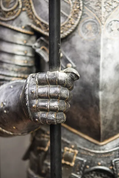 Detalle de una armadura medieval de caballero con espada —  Fotos de Stock