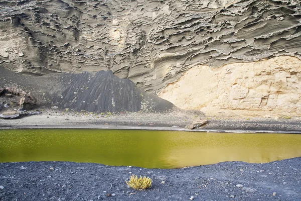 Lanzarote el golfo lago de los clicos zelená voda v sopečných ca — Stock fotografie