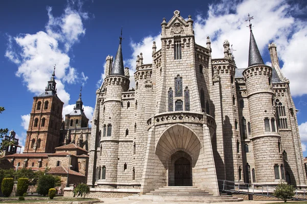 Blick auf den Bischofspalast in Astorga, Kreuzungspunkt für Pilger — Stockfoto