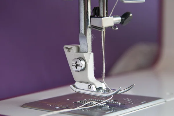 Detalhe da máquina de costura e acessórios de costura — Fotografia de Stock