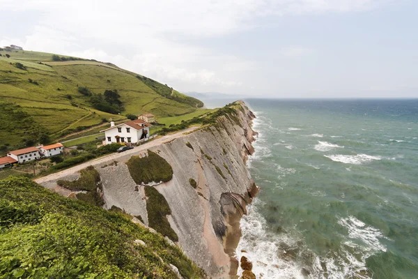 Klifie na wybrzeżu baskijskim, zumaia, Hiszpania — Zdjęcie stockowe