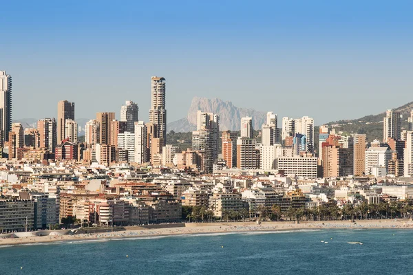 Benidorm'da İspanya plaj yakınında gökdelenler — Stok fotoğraf