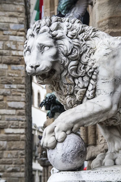 Statua di leone alla Loggia dei Lanzi di Firenze — Foto Stock