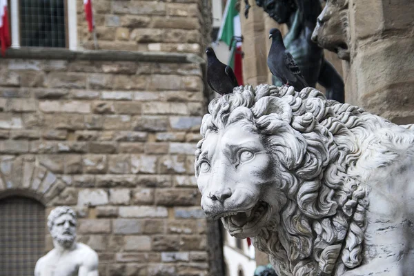 Szabadság-szobor egy oroszlán a loggia dei lanzi, Firenze, Olaszország — Stock Fotó