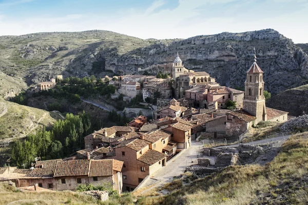 Типичная испанская деревня в Арагоне, Албаррасин, Испания — стоковое фото