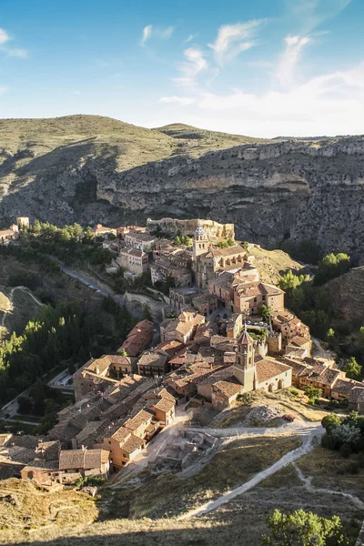 Типичная испанская деревня в Арагоне, Албаррасин, Испания — стоковое фото