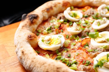 Pastırmalı, yumurtalı ve yeşil soğanlı pizza. Lezzetli bir yemek. Yemek fotoğrafı. Yemeği servis etme önerisi.