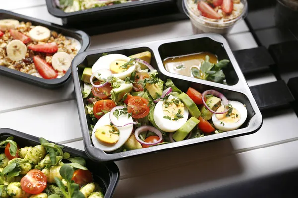 Diätbox Mit Und Avocadosalat Appetitliche Mahlzeit Zum Mitnehmen Appetitliches Fertiggericht — Stockfoto