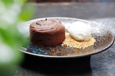 Dondurma ve fındıklı çikolatalı pasta. Lezzetli tatlı. Lezzetli bir yemek. Yemek fotoğrafı. Yemeği servis etme önerisi.