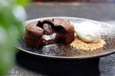 Dondurma ve fındıklı çikolatalı pasta. Lezzetli tatlı. Lezzetli bir yemek. Yemek fotoğrafı. Yemeği servis etme önerisi.