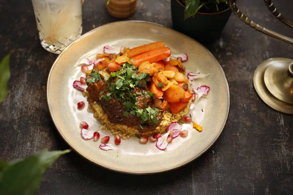 Estofado Cordero Con Grañones Zanahorias Plato Kosher Judío Fotografía Culinaria — Foto de Stock