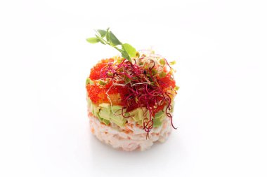 Havyar ve avokadoyla doğranmış yengeç tartar. Taze balık salatası. Beyaz arka planda geleneksel Japon yemeği..