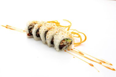 Suşi. Geleneksel suşi beyaz arka planda yuvarlanıyor.