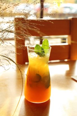 İç, ferahlatıcı buzlu narenciye kokteyli.