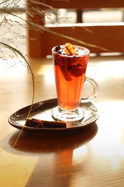 Tarçınlı ve portakallı ahududu çayı. Ahududu, tarçın ve portakallı çay. Ilık çay.