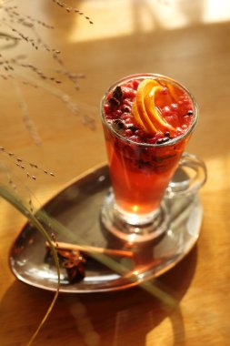 Tarçınlı ve portakallı ahududu çayı. Ahududu, tarçın ve portakallı çay. Ilık çay.