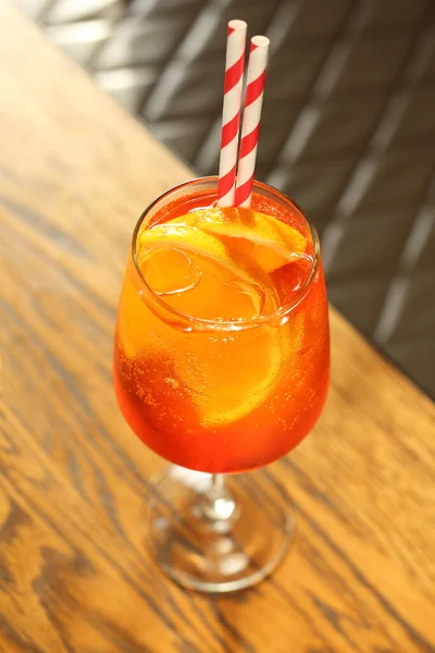 基于Prosecco和Aperol的意大利Aperol Spritz饮料 — 图库照片