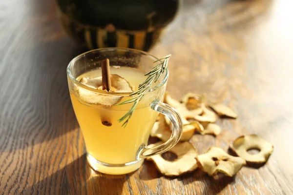 Čaj Skořicí Rozmarýnem Teplý Čaj Skořicí Jablkem Rozmarýnem — Stock fotografie