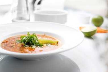 Kişniş ve limonlu kırmızı mercimek çorbası. Bir tabak aromatik ve sağlıklı çorba. Lübnan mutfağı. Lübnan kırmızı mercimek çorbası, limon ve kişniş. Bir tabak aromatik ve sağlıklı çorba..