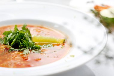 Kişniş ve limonlu kırmızı mercimek çorbası. Bir tabak aromatik ve sağlıklı çorba. Lübnan mutfağı. Lübnan kırmızı mercimek çorbası, limon ve kişniş. Bir tabak aromatik ve sağlıklı çorba..