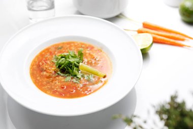 Kişniş ve limonlu kırmızı mercimek çorbası. Bir tabak aromatik ve sağlıklı çorba. Lübnan mutfağı. Lübnan kırmızı mercimek çorbası, limon ve kişniş. Bir tabak aromatik ve sağlıklı çorba..