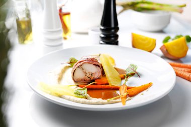 Jambonlu tavşan rulodu, kereviz püresi ve havuç jöleli. Beyaz tabakta bir gurme tabağı. Yemek fotografı. Şef servis yapıyor..