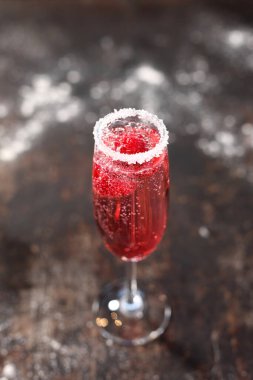 Ahududu içeceği. Pembe romlu ahududu içeceği.