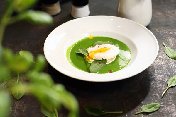 Groene Soep Romige Spinazie Soep Met Geitenkaas Eet Smakelijk Gerecht — Stockfoto