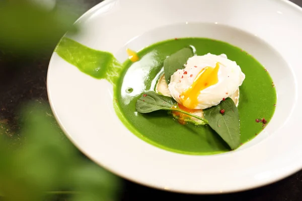 Groene Soep Romige Spinazie Soep Met Geitenkaas Eet Smakelijk Gerecht — Stockfoto