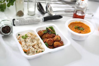 Beslenme çantası, sebzeli köfte, pilav ve sebze..