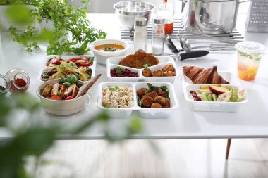 Yemek servisi. Dengeli diyet. Aşçı sağlıklı beslenme kutuları hazırlar..