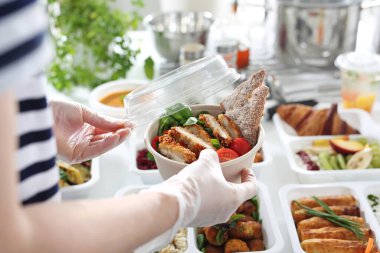  Eve servis edilen yemek. Izgara tavuklu salata..