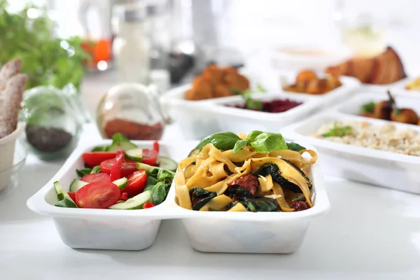 Diätspeisung Nudeln Mit Zucchini Sonnengetrockneten Tomaten Und Spinat Mahlzeitenzubereitung — Stockfoto