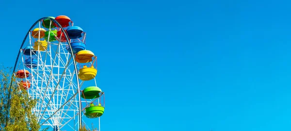 Landscape Amusement Park Top Ferris Wheel Showing Tree Tops Blue — Stock Photo, Image