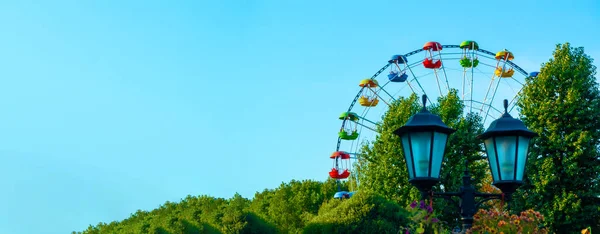 Landscape Amusement Park Lantern Decorated Flowers Background Top Ferris Wheel — Stock Photo, Image