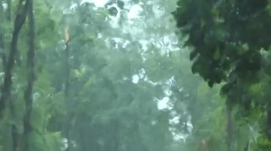 Yağmurlu bir günde, arabayı durdurup yağmur yağarken arabanın ön camına videolar çekiliyor. Üzgün ve yalnız hissediyorum.. 