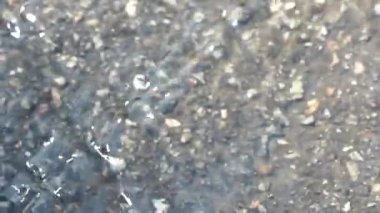 Asfalt boyunca su akışı. Yağmurdan sonra yolda su çekilecek. Yollar yerine nehirler. Kar eridi.